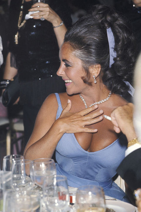 1503311802-1503092999-elizabethtaylor I 15 abiti più costosi di sempre indossati dalle star: ecco la classifica